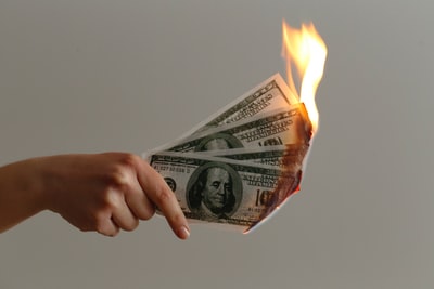 烧掉100美元钞票